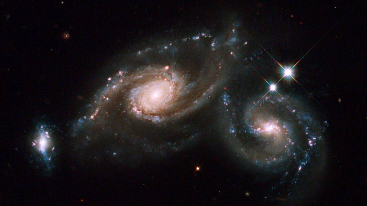 Hubble Uzay Teleskobu, 3 galaksiyi birleşirken görüntüledi!
