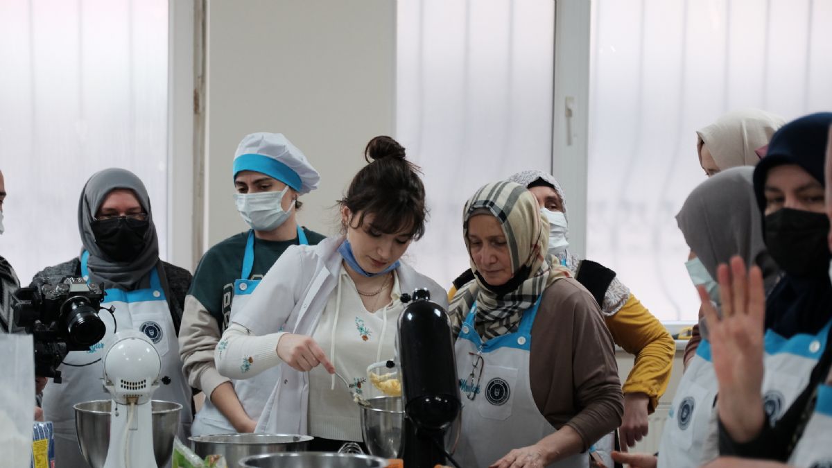 Sessiz mutfağın eşsiz aşçıları! İşaret diliyle pasta börek yaptılar