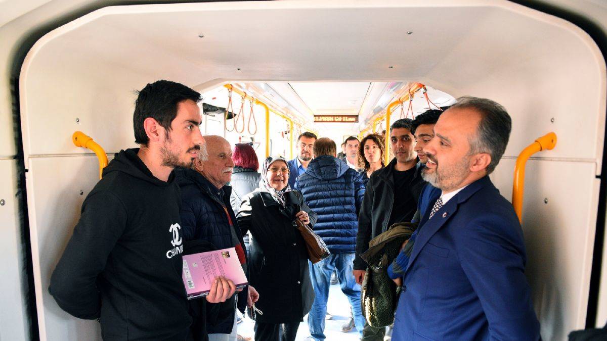 Öğrenciler toplu taşımaya yöneldi! Fiyat yüzde 22 düştü, talep yüzde 62 arttı