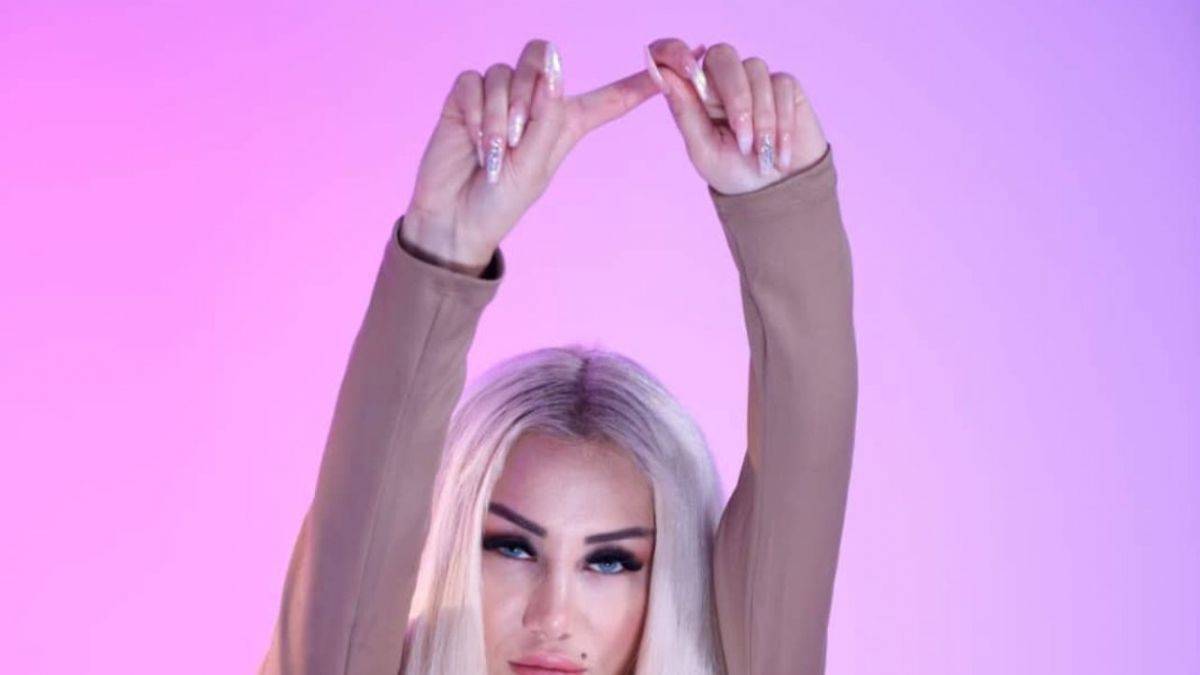 Eva Benir sosyal medyadan  yeni single müjdesi verdi