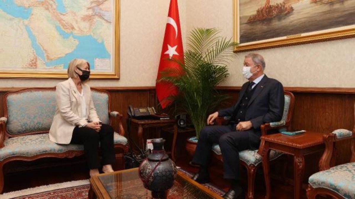 Bakan Akar, Yeni Zelanda'nın Ankara Büyükelçisi Hinton'u kabul etti