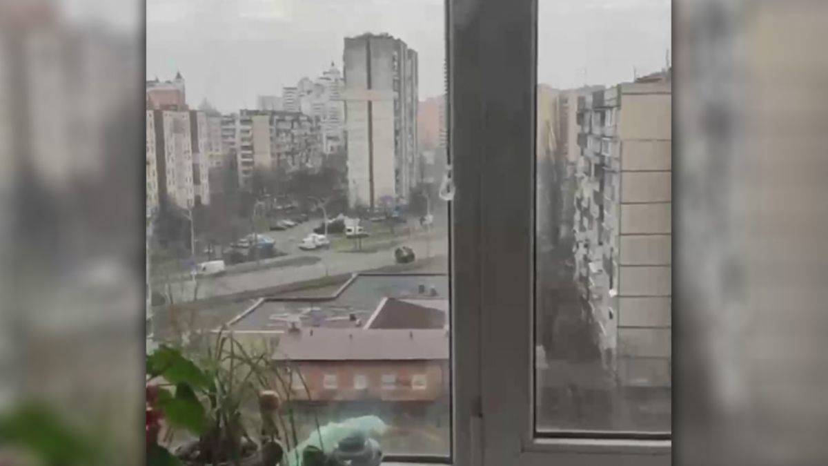 Rus tankı seyir halindeki sivil aracı ezdi!