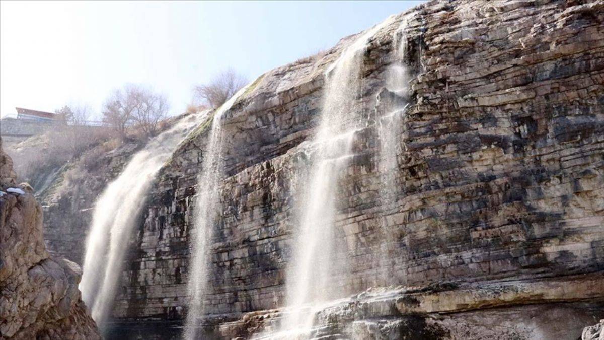 Tortum Şelalesi yeniden akmaya başladı
