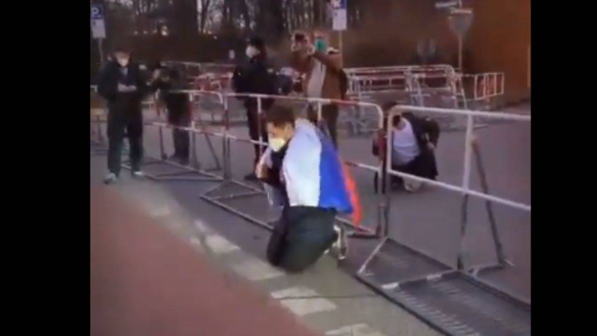 Rus vatandaşı diz çöküp özür diledi