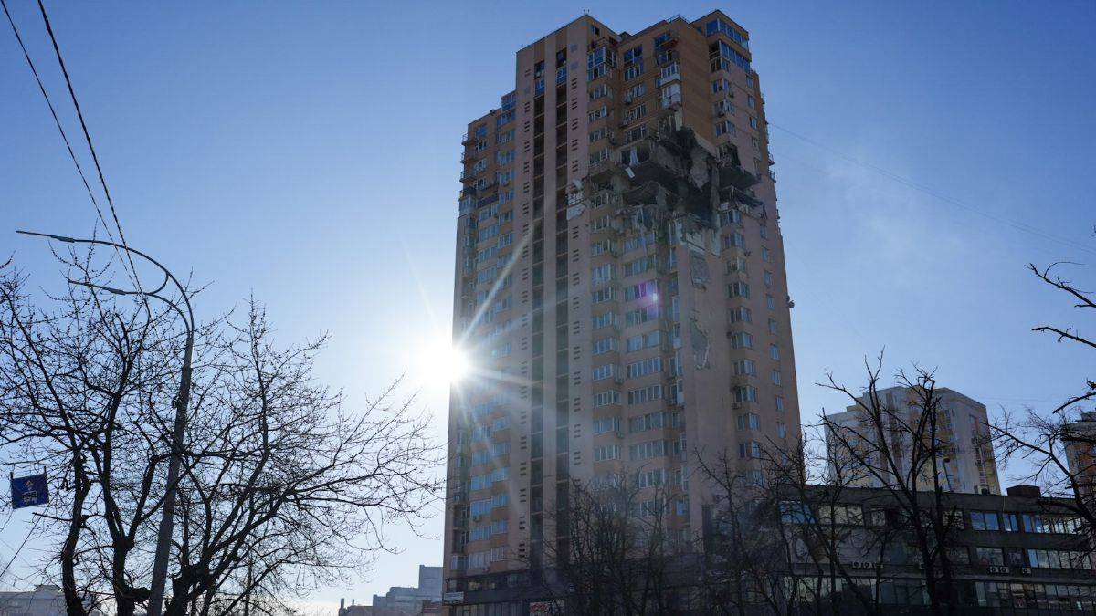 Rusya, Kiev'de sivillerin yaşadığı apartmanı füzeyle vurdu! Yaralananlar var