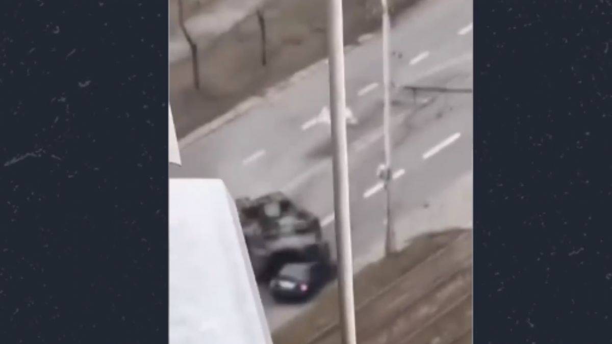 Rus tankı sivil aracı ezerken görüntülendi!