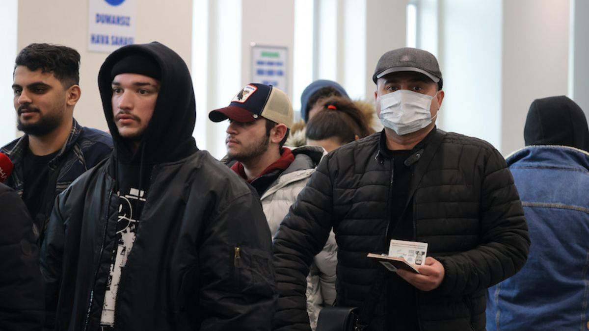 Ukrayna'dan tahliye edilen Türk vatandaşları yurda giriş yapmaya başladı