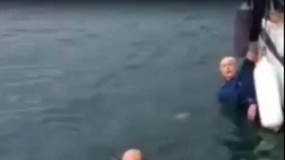 El ele tutuşup denize atlayan çifti vatandaşlar kurtardı