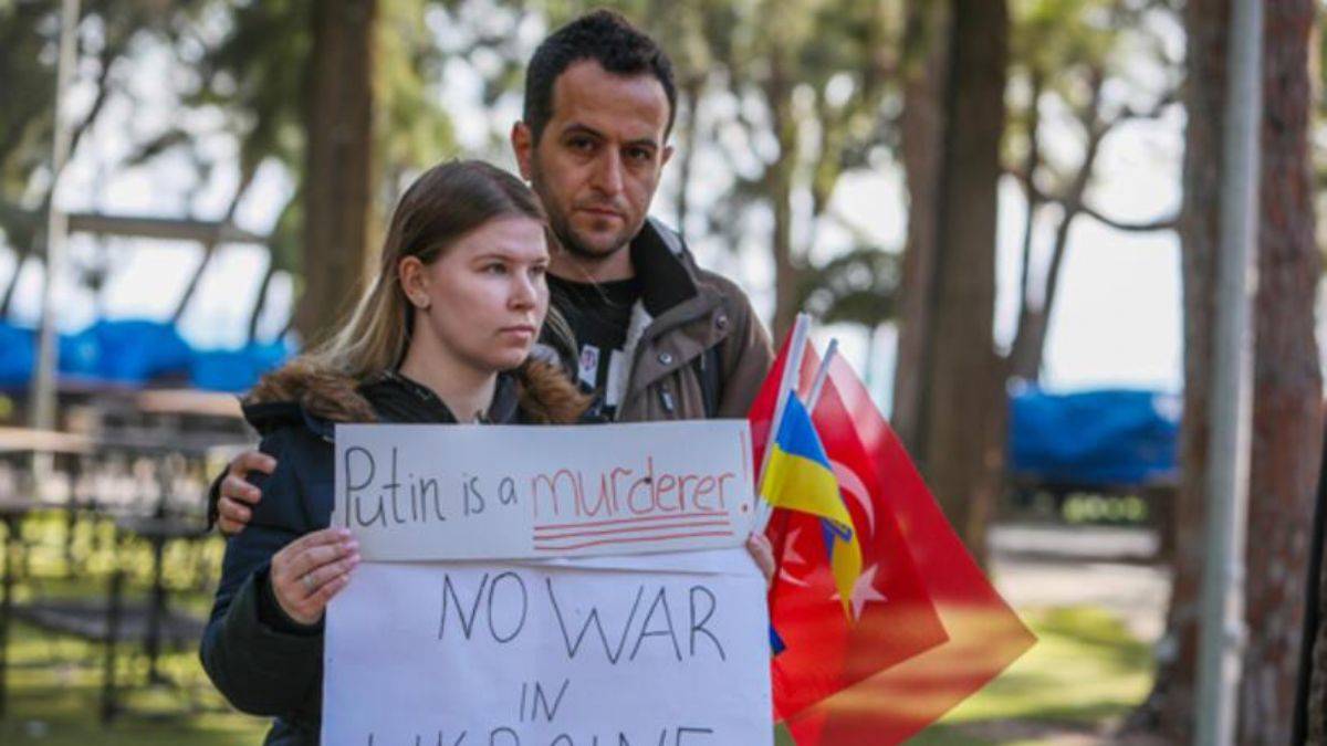 Rus Konsolosluğu önünde 3 kişilik protesto