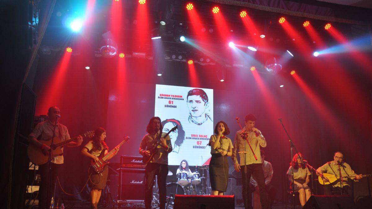 “Solcumsuların tapındığı Grup Yorum’un Moskova konseri”