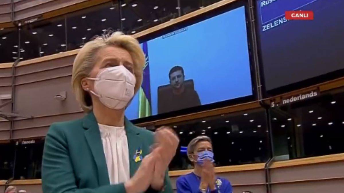 Zelenskiy’i ayakta alkışladılar
