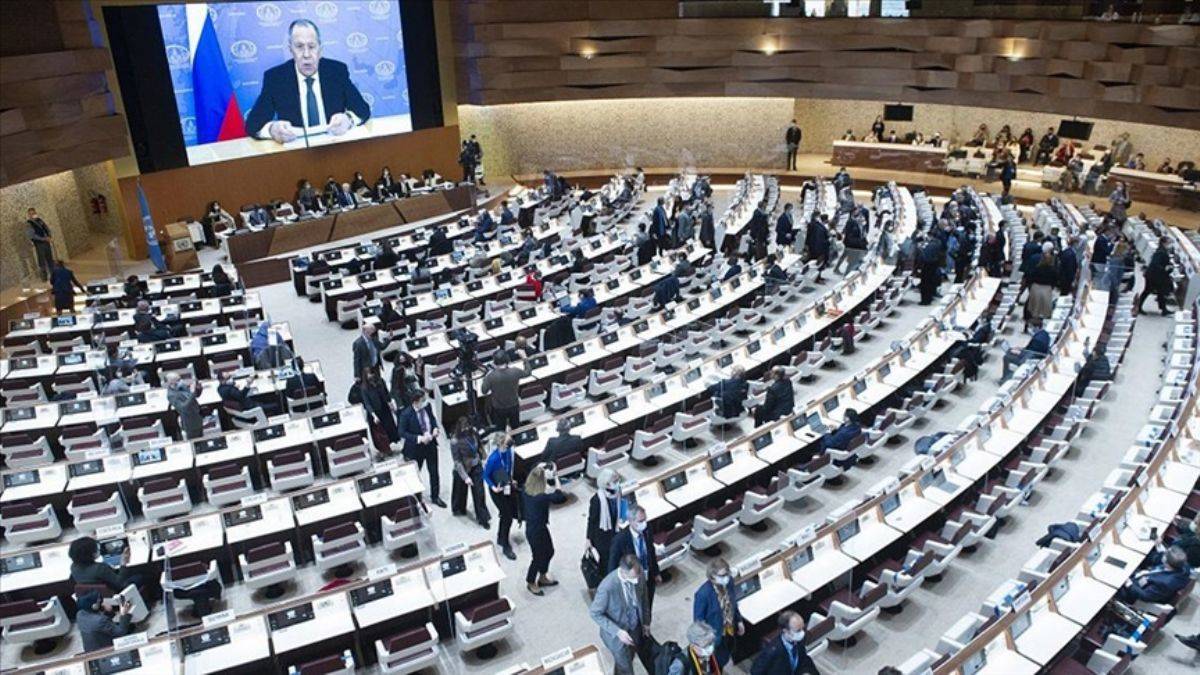 Lavrov'u dinlemeden salonu terk ettiler