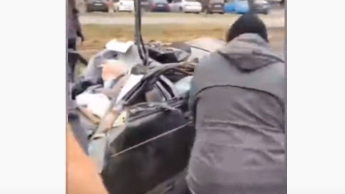 Rus tankının ezdiği sivil araçtaki Ukraynalıyı böyle kurtarmaya çalıştılar