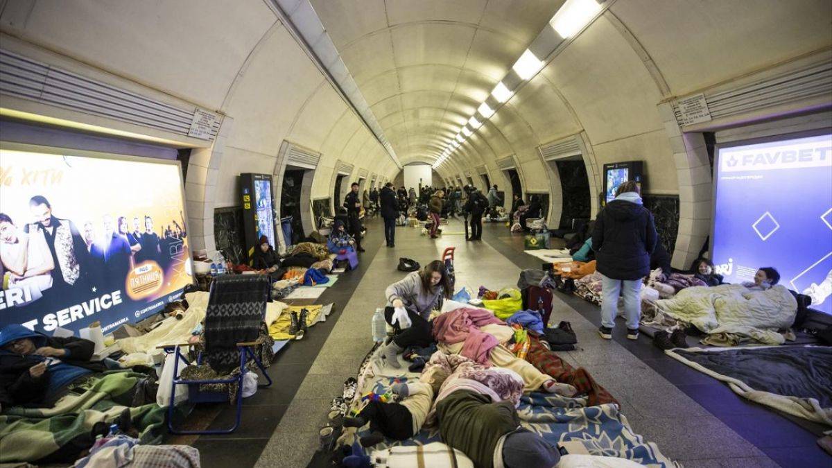 Kiev'de siviller metro istasyonlarına sığındı