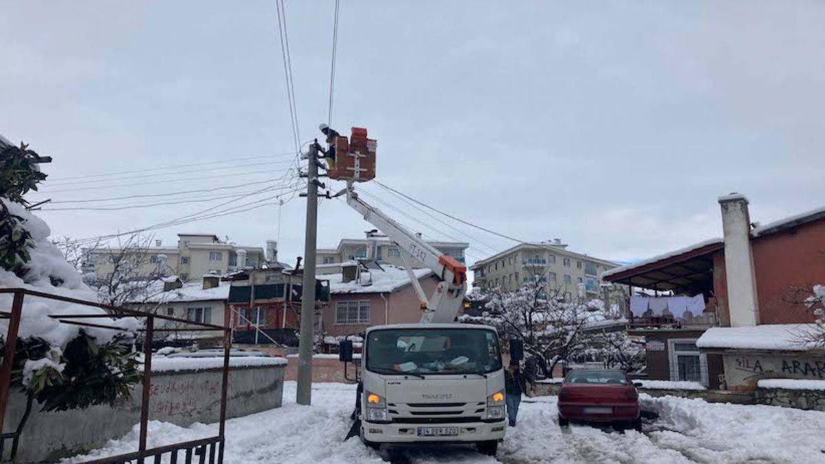 Isparta'da yoğun kar yağışı nedeniyle elektrik kesintisi yaşanıyor