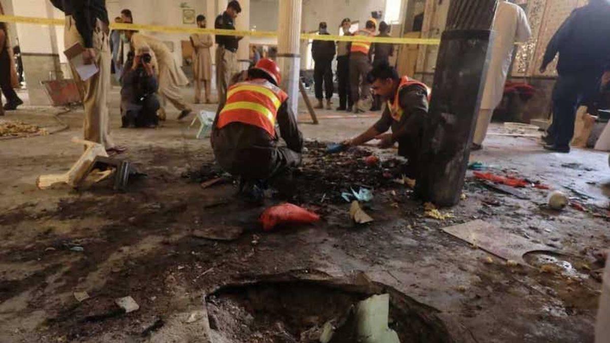 Pakistan'da camiye bombalı saldırı: Çok sayıda ölü ve yaralı var