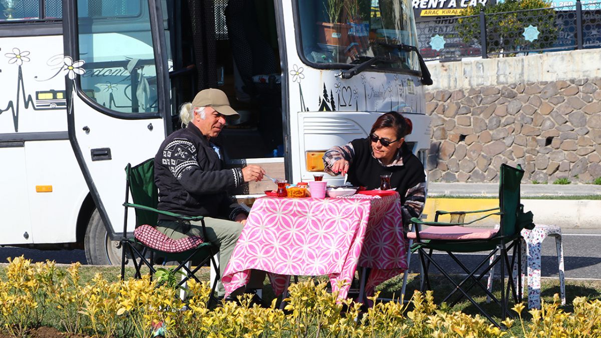 'Gezenti' adını verdikleri karavanla iki yıldır şehir şehir dolaşıyorlar