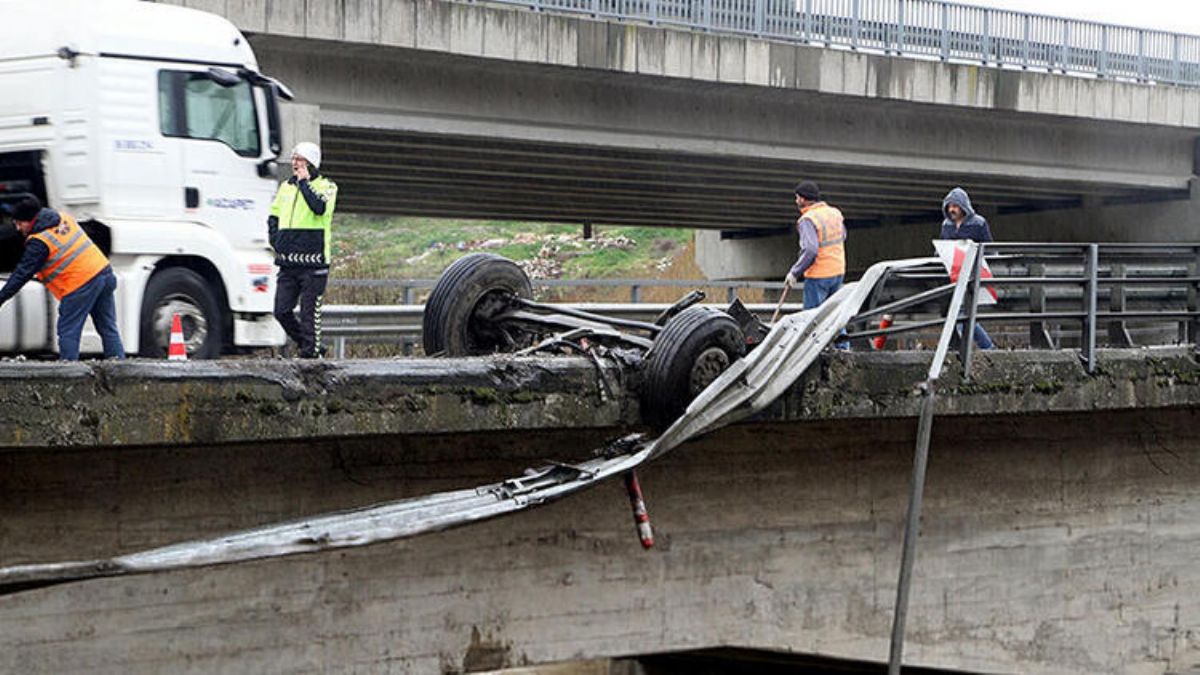TIR nehre uçtu, ön dingilleri bariyerde asılı kaldı