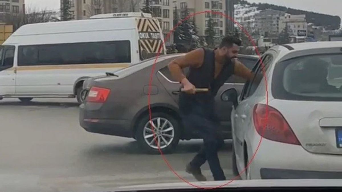 Trafikte çekiçli saldırı dehşeti!