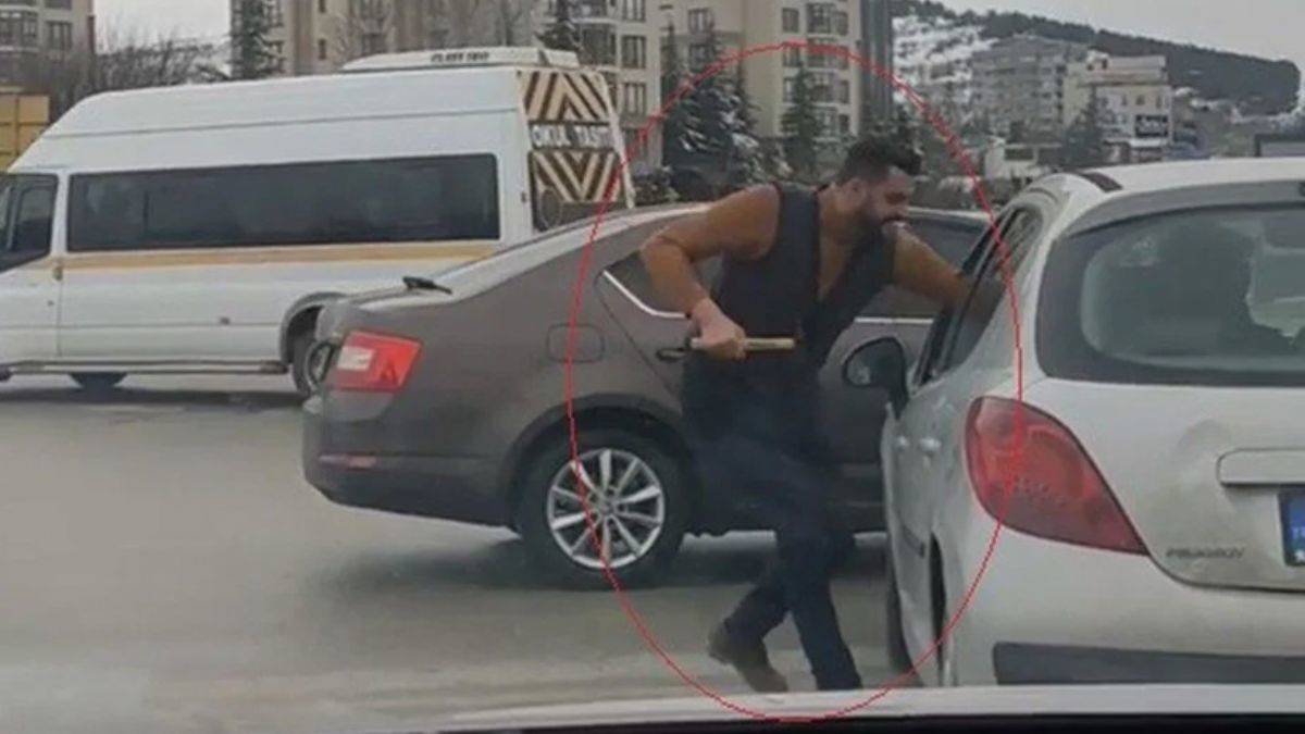 Trafikte çekiçli saldırı dehşeti!