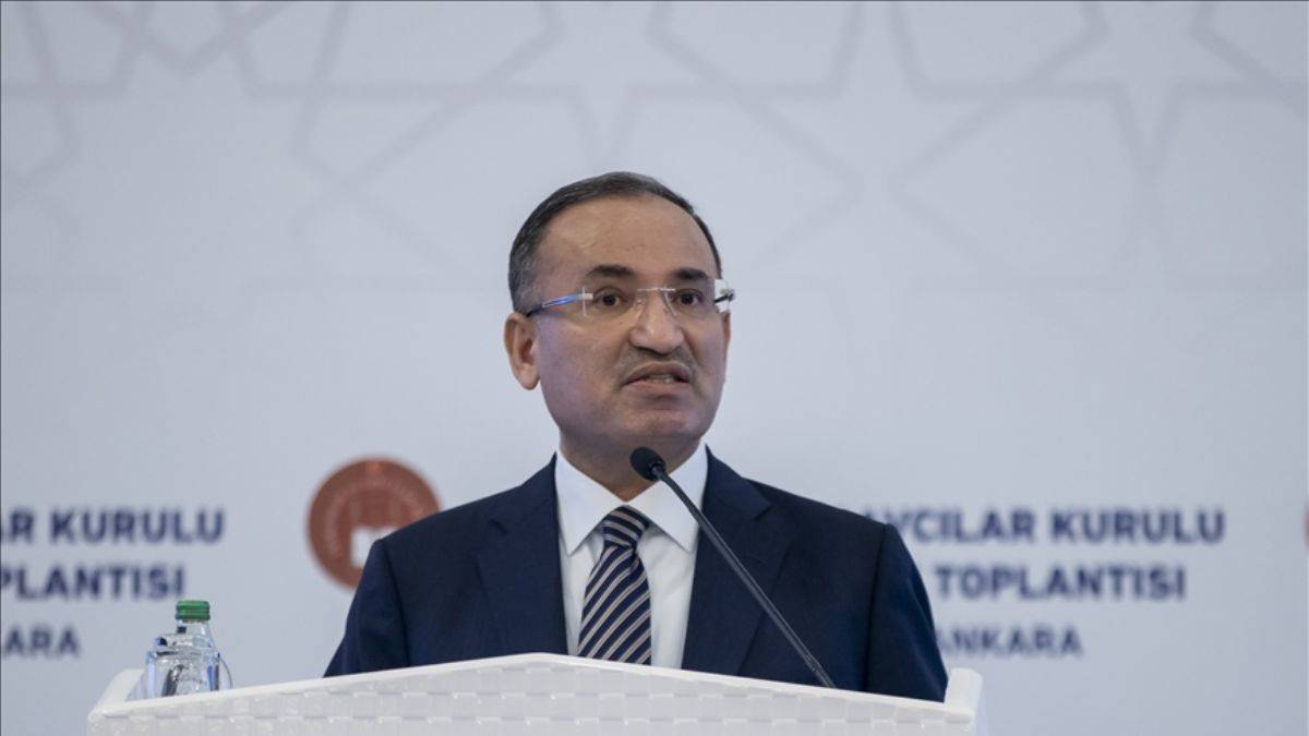Bozdağ: İnsanların güvenerek kapısına gideceği kişiler savcılarımız, hakimlerimiz olmalı