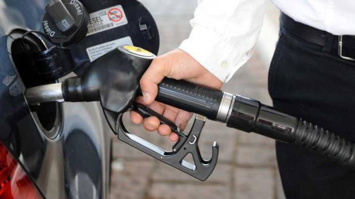 Benzin ve motorine yeni bir zam daha!