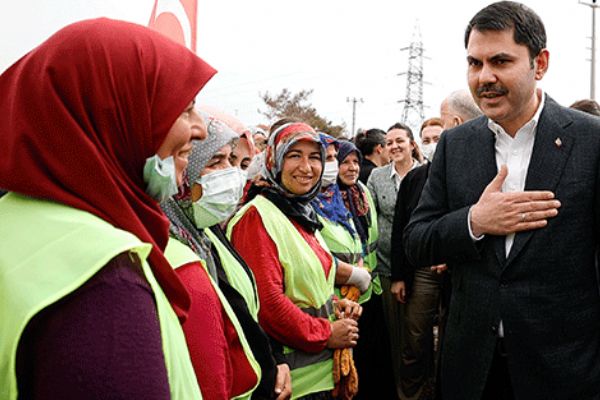 Bakan Kurum kadınlarla fidan dikti