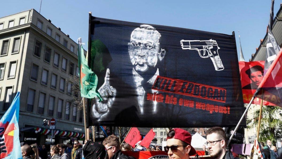 İsviçre mahkemesinden 'Erdoğan'ı öldürün' pankartı açanlara beraat kararı