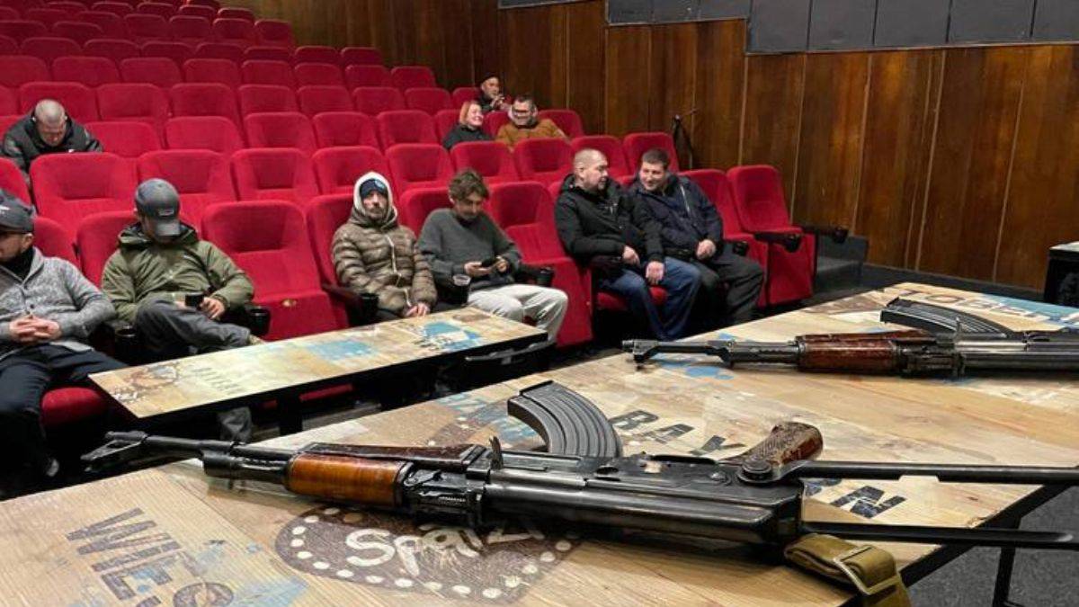 Ukraynalılara Rus silahı Kalaşnikof ile eğitim