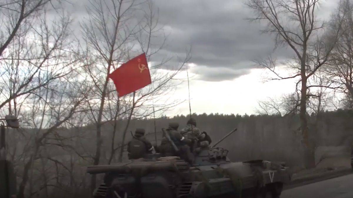 Rus tankında Sovyetler bayrağı görüldü