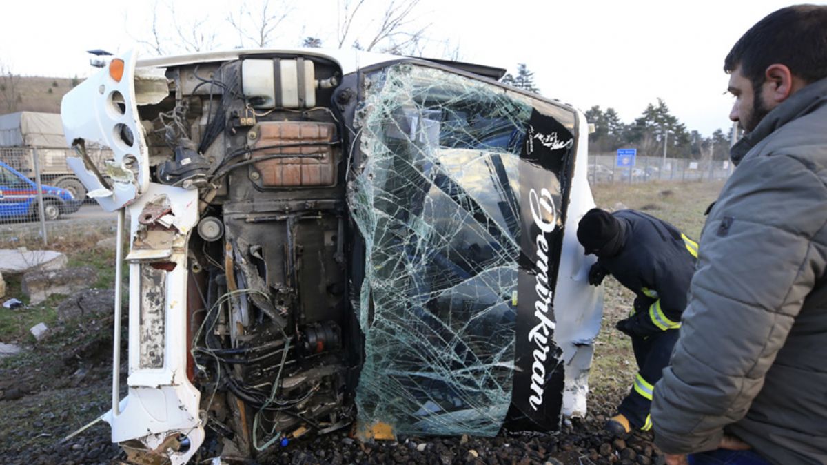 Yük treni işçi servisine çarptı: Çok sayıda yaralı var
