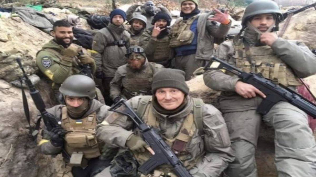 Binlerce kişi gönüllü asker olmak için Ukrayna Büyükelçiliği'ne akın etti