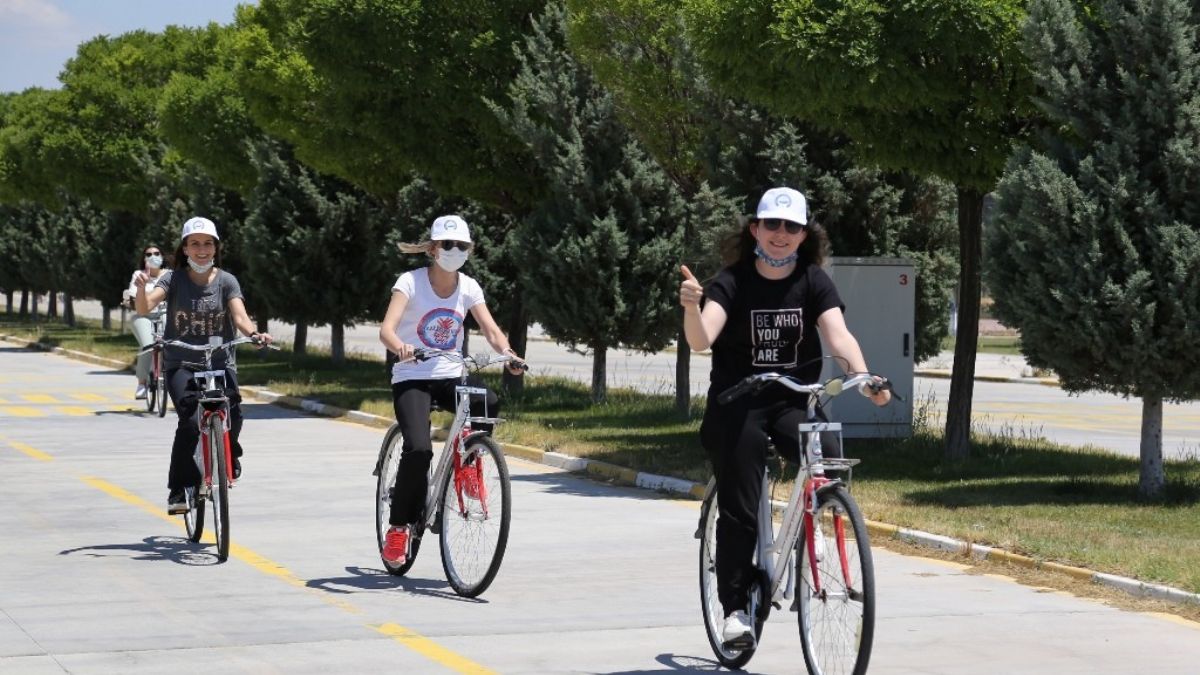 ASÜ öğrencileri bisikletlerle dünyanın etrafını 5 kez turladı