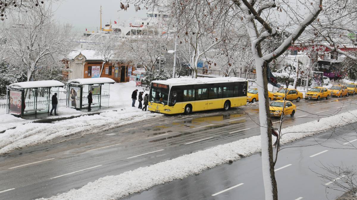 İstanbul'da bugün İETT otobüsleri çalışıyor mu? İstanbul'da minibüs var mı? Kar yağışında otobüs ve minibüsler yok mu?
