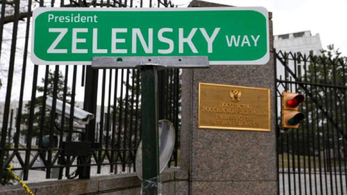Rus Büyükelçiliğinin bulunduğu sokağa `Zelensky` yazan tabela asıldı