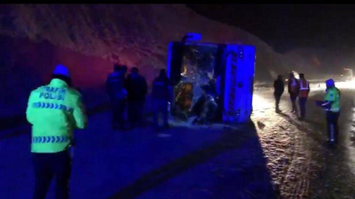 Sivas'ta yolcu otobüsü devrildi! Çok sayıda yaralı var