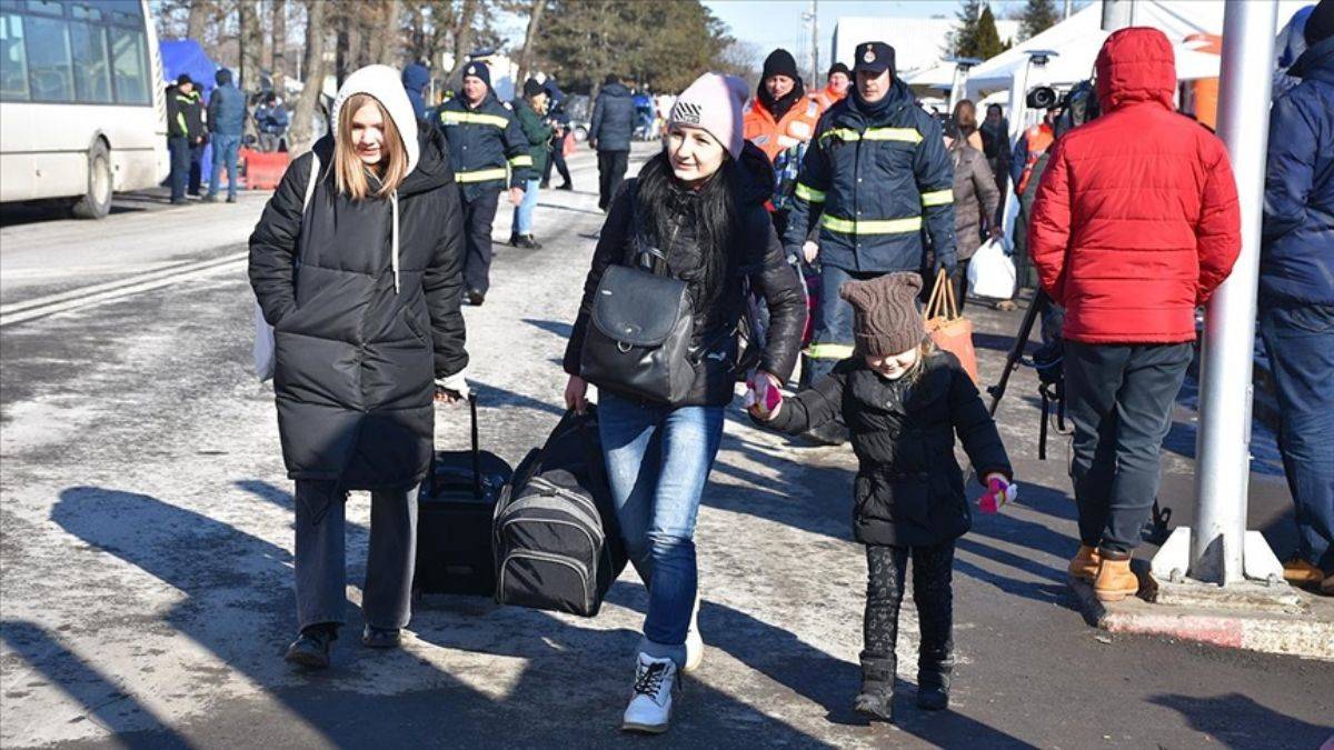 Ukraynalıların Siret Sınır Kapısı'ndan Romanya'ya geçişleri sürüyor