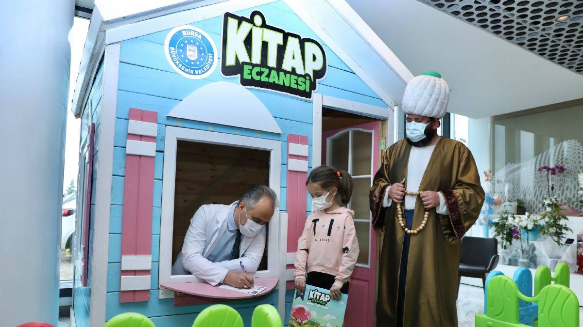 Doktorlar muayene ettikleri çocuklara reçeteyle kitap yazıyor