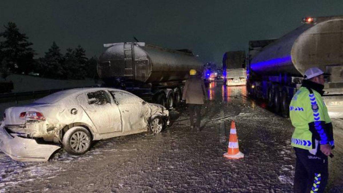 TAG Otoyolu'nda 7 araç birbirine girdi: 5 yaralı