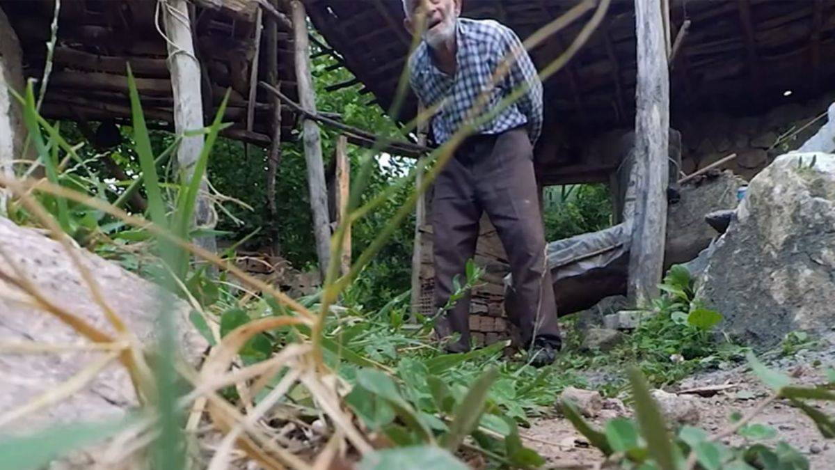 Bahçelerine drone düşen yaşlı çiftin yüzleri güldüren tepkisi