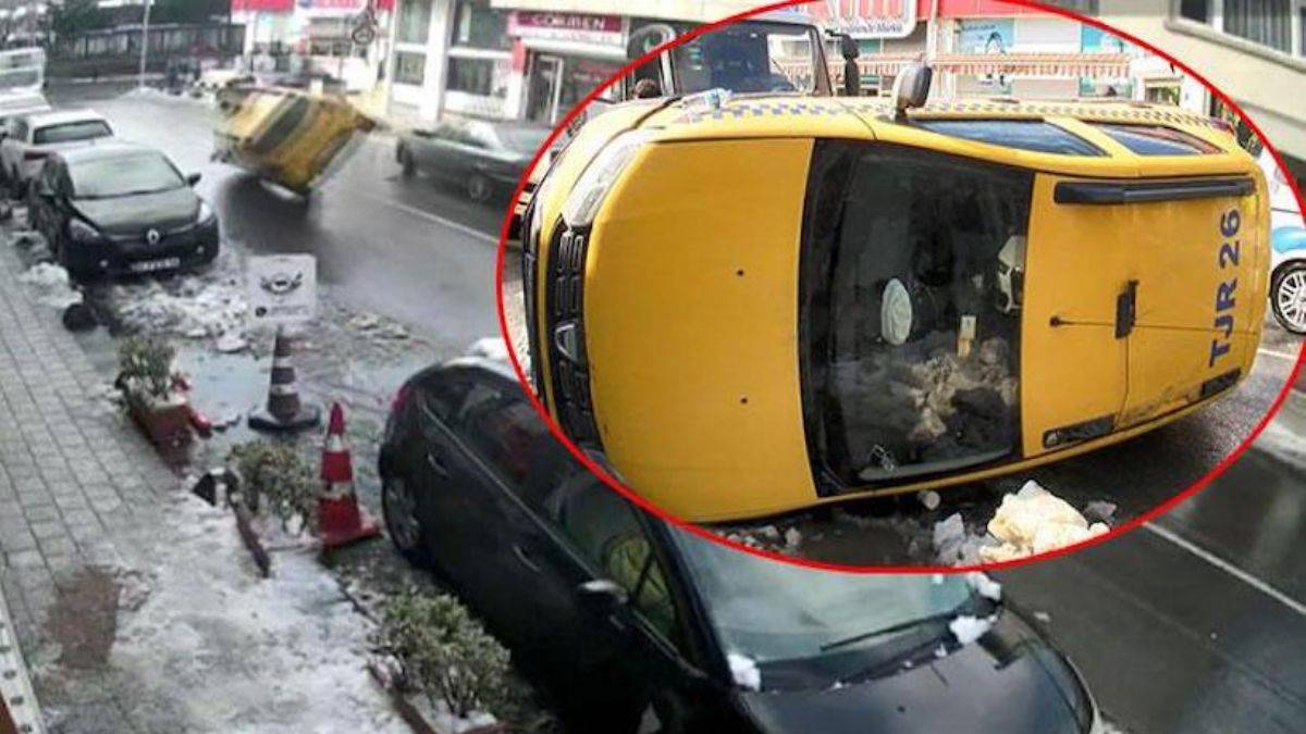 Otomobil aniden yola çıktı: Taksi yan yattı