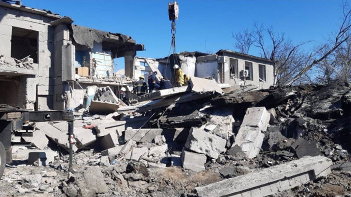 Ukrayna: Bombalanan okulun enkazından 7 kişinin cesedi çıkartıldı