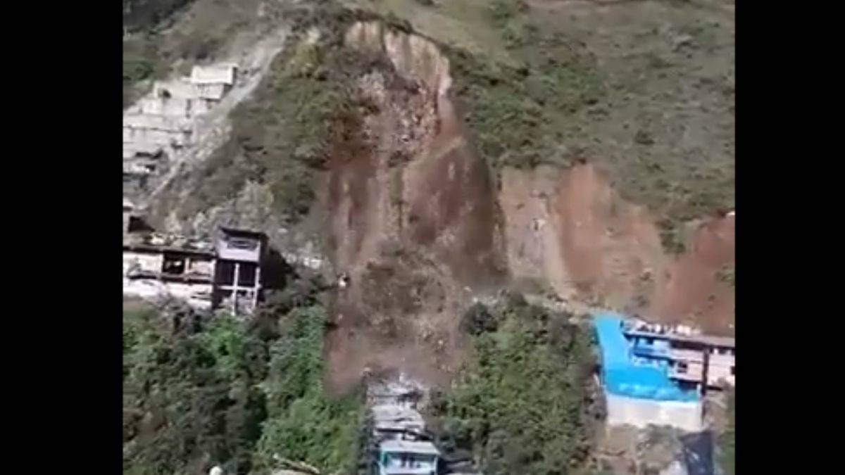 Peru'daki heyelan evleri böyle yuttu!