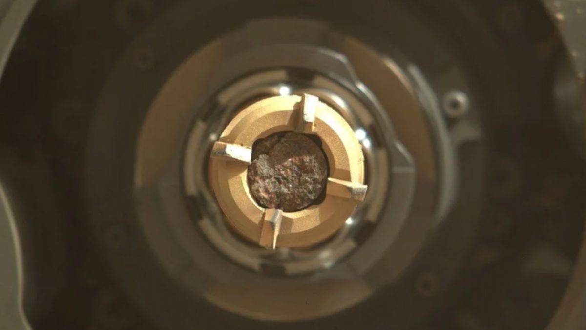 NASA duyurdu: Mars'tan 8'inci kaya örneği toplandı