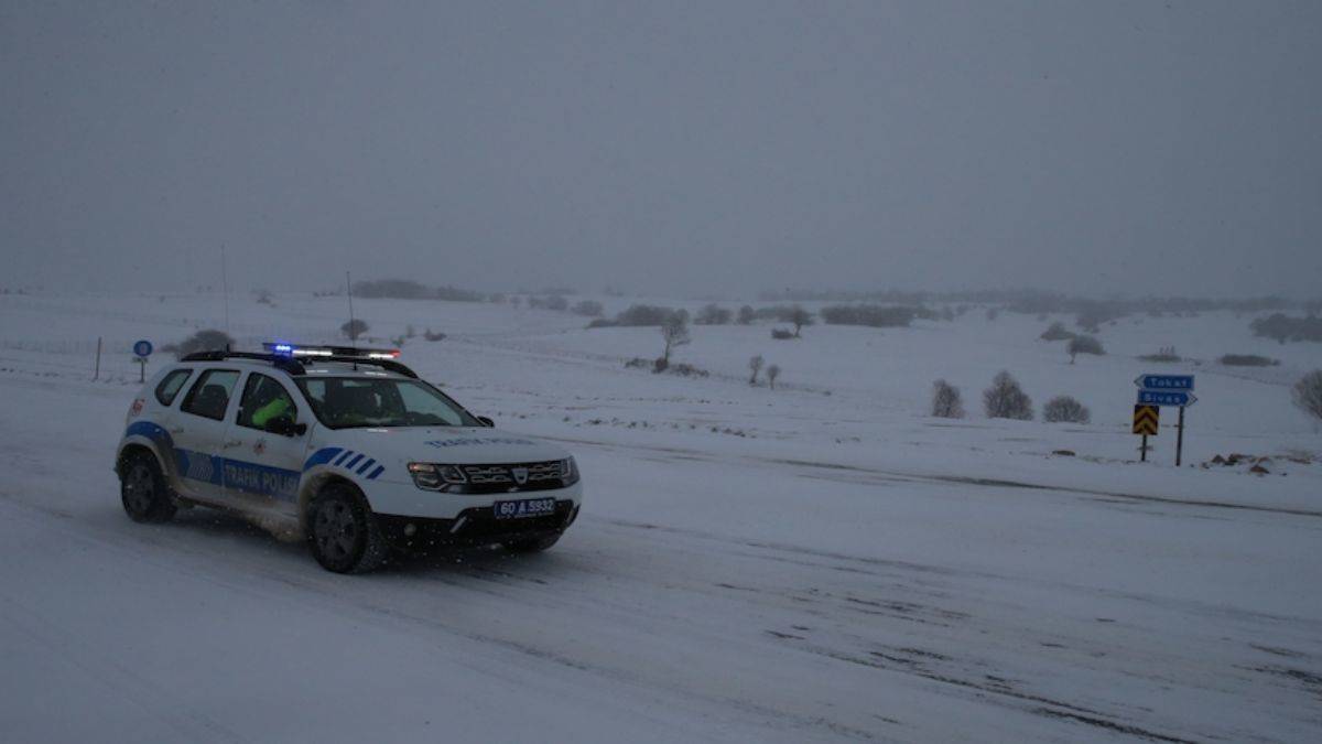 Tokat-Sivas kara yolunda kar nedeniyle ulaşım aksıyor