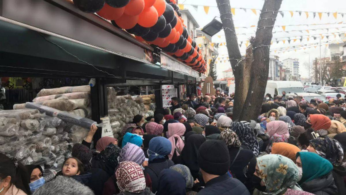 Ankara'da mağaza indiriminde izdiham