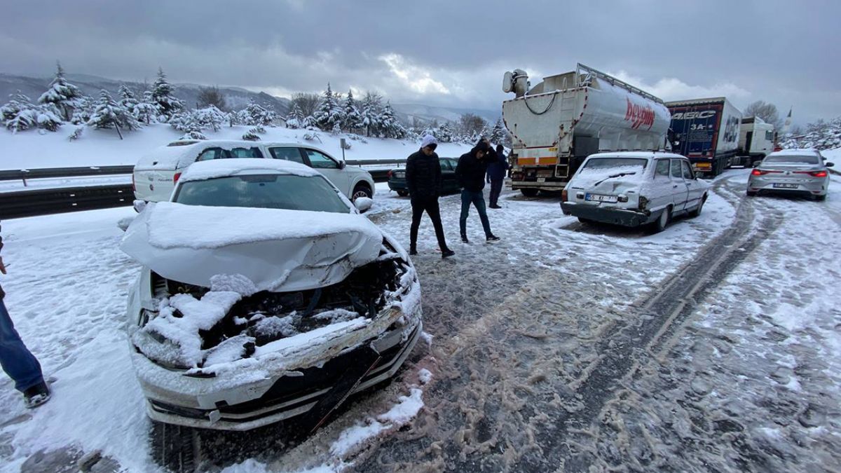 Bolu Dağı’nda 32 araç birbirine girdi; 6 yaralı