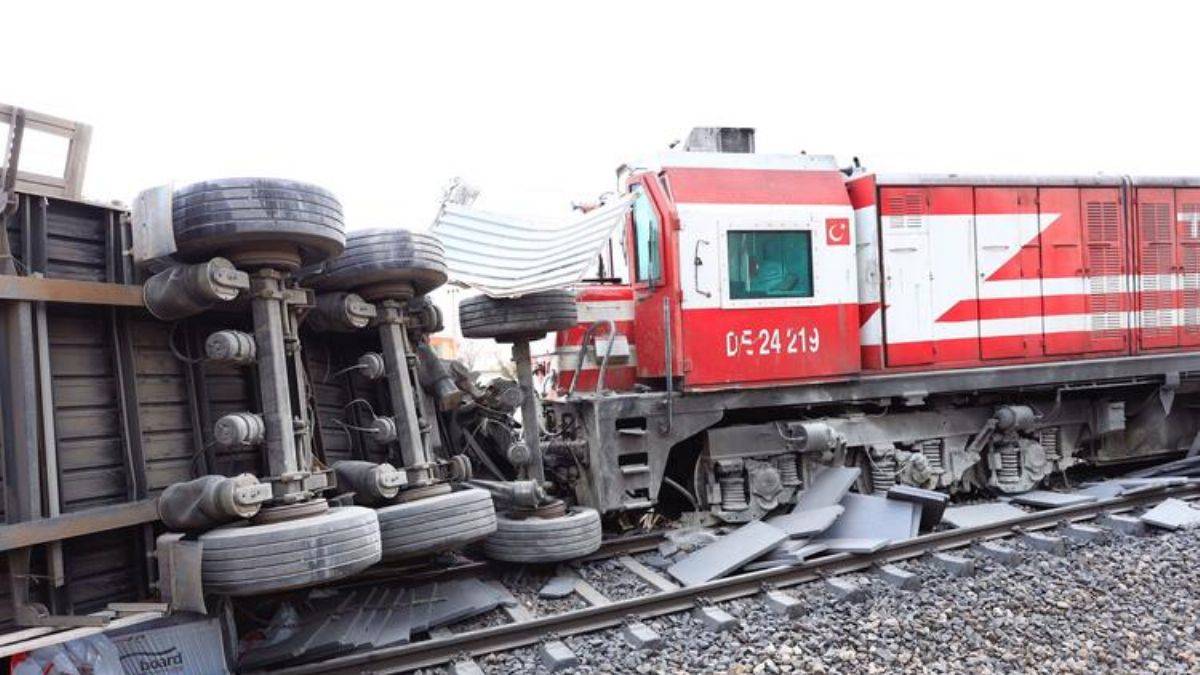 Trenin çarpacağını fark edip TIR'dan atladı