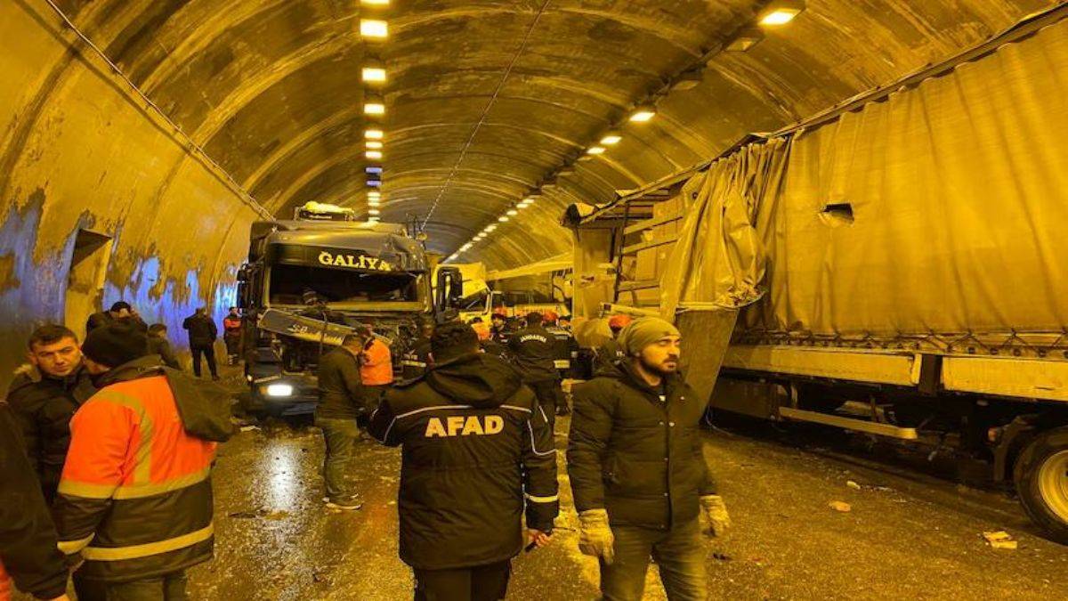 Bolu Dağı Tüneli'ndeki kaza yüzünden kapanan otoyolun İstanbul yönü ulaşıma açıldı