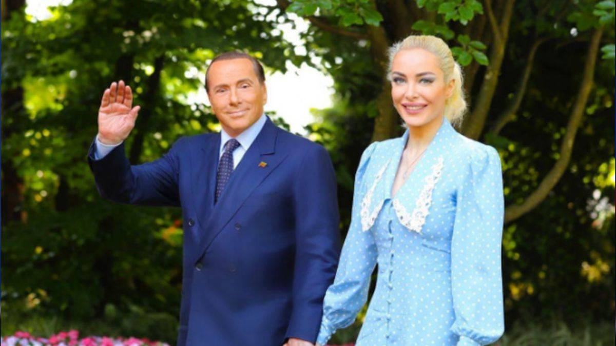 Berlusconi, kendisinden 53 yaş küçük sevgilisiyle ''nikahsız düğün'' yaptı